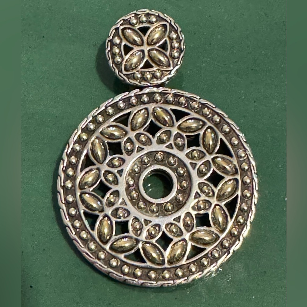 John Hardy 18k and Sterling batu kawung pendant, like new. 1 3/8inch x 2 inches